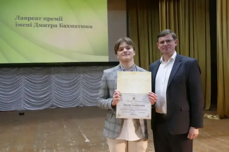 У Калуші відзначили інтелектуальну еліту: нагороджено лауреатів премії Бахматюка та «Учня року» У Калуші відзначили інтелектуальну еліту: нагороджено лауреатів премії Бахматюка та «Учня року»