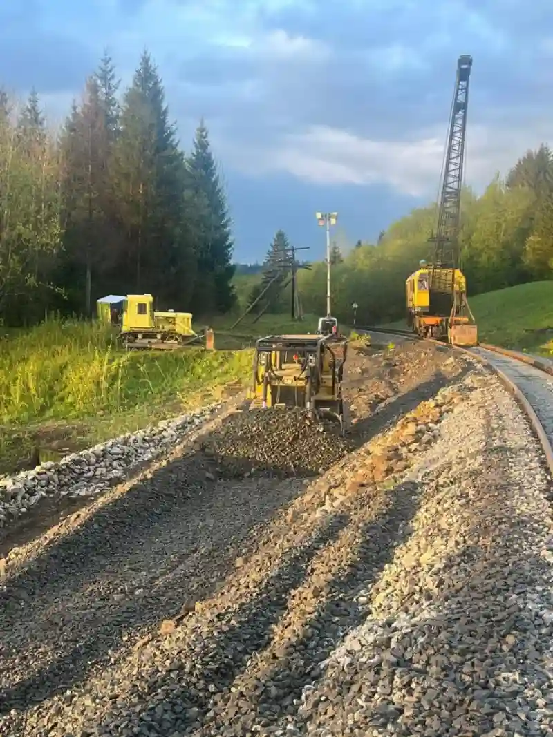 Зсув ґрунту на Прикарпатті: Укрзалізниця змінює маршрути поїздів та підвозить пасажирів автобусами Зсув ґрунту на Прикарпатті: Укрзалізниця змінює маршрути поїздів та підвозить пасажирів автобусами