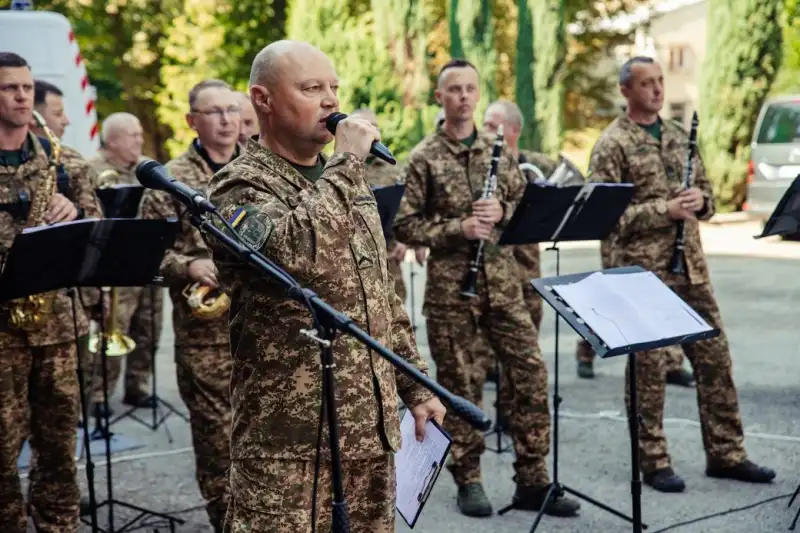 Духовий оркестр Нацгвардії виступив з концертом для пацієнтів лікарні на Франківщині